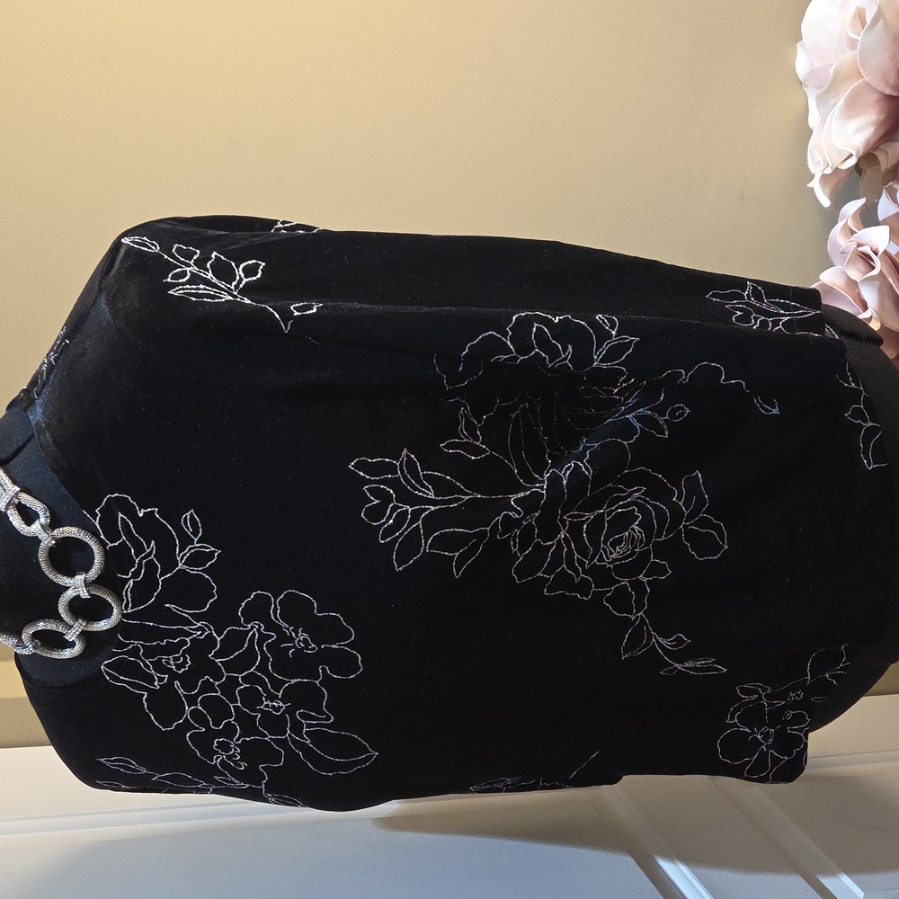 Nwot 18/20W Fashion BUG Chic Black Floral Velvet Blouse - Picture 12 of 17